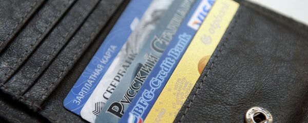 Банковские карты в кошельке. Архивное фото Банковские карты в кошельке. Архивное фото - Sputnik Тоҷикистон