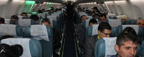 Пассажиры первого рейса Сомон Эйр Душанбе-Бишкек Пассажиры первого рейса Сомон Эйр Душанбе-Бишкек - Sputnik Таджикистан