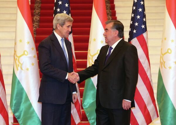Встреча Джона Керри с Эмомали Рахмоном в Душанбе 3 ноября 2015 года - Sputnik Таджикистан