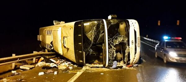 Пассажирский автобус перевернулся под Тулой. Кадры с места ДТП - Sputnik Тоҷикистон