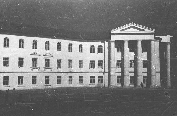 Здание сталинабадского Медицинского института. 1939 год. - Sputnik Таджикистан