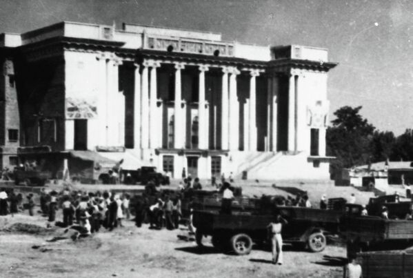 Так выглядело недавно построенное здание Театра оперы и балета в середине 40-х годов. - Sputnik Таджикистан