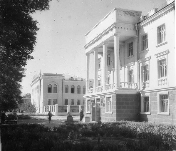 Здания Таджикпотребсоюза и библиотеки имени Фирдоуси по улице Рудаки в начале 50-х годов - Sputnik Таджикистан