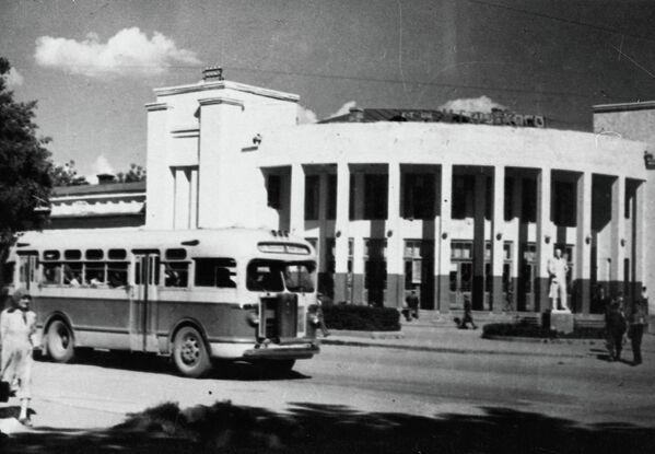 Кинотеатр имени Горького в Сталинабаде в 1953 году. - Sputnik Таджикистан
