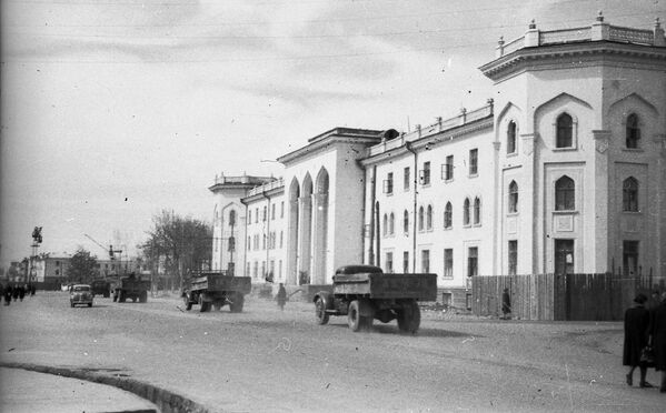 Здание гидромелиоративного техникума в 1954 году. - Sputnik Таджикистан