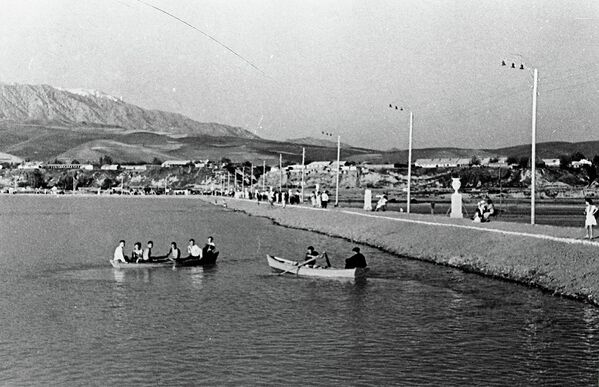 Вид на Комсомольское озеро в Душанбе в середине 50-х годов. - Sputnik Таджикистан