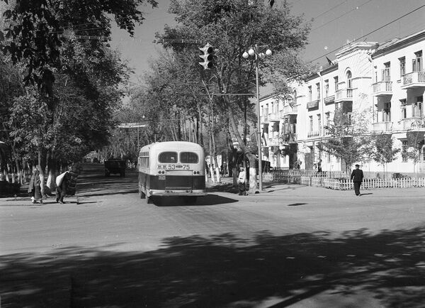 Вид на улицу Ленина в Сталинабаде в 1954 году. - Sputnik Таджикистан