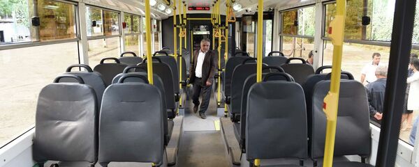 В салоне троллейбуса, архивное фото - Sputnik Тоҷикистон