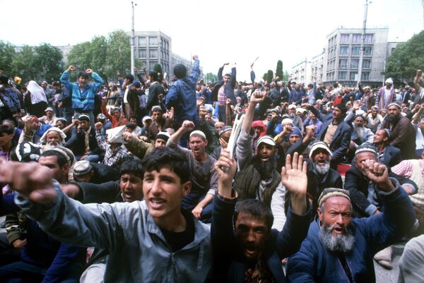 Митинг в Душанбе на площади Шахидон в мае 1992 года Митинг в Душанбе на площади Шахидон в мае 1992 года - Sputnik Таджикистан
