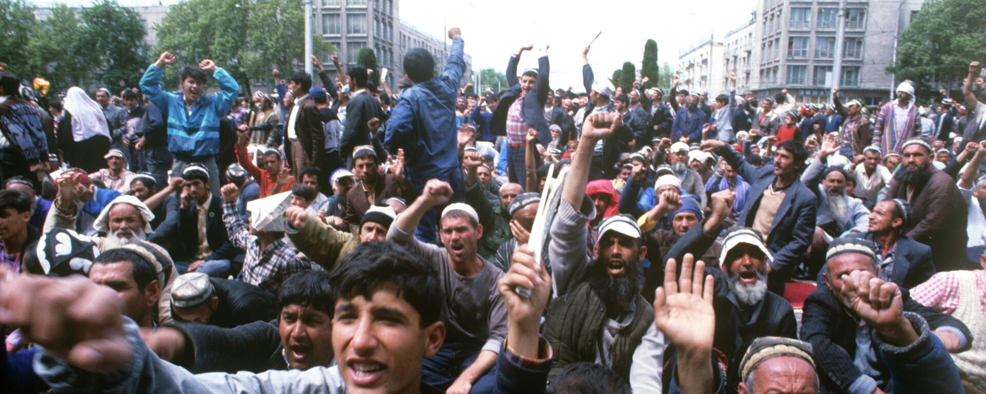 Митинг в Душанбе на площади Шахидон в мае 1992 года - Sputnik Тоҷикистон, 1920, 29.10.2019
