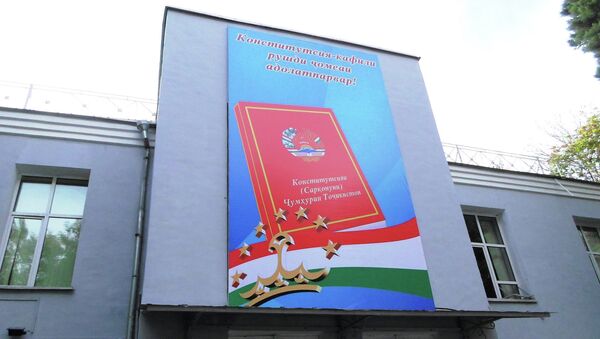 Плакат на здании в Душанбе в преддверии празднования Дня Конституции. Архивное фото - Sputnik Тоҷикистон