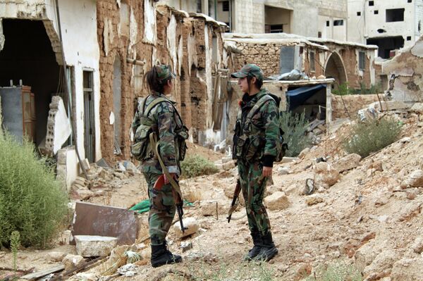 Девушки-снайперы из спецполка Сирийской армии на улице города Дарайа (южный пригород Дамаска). - Sputnik Таджикистан