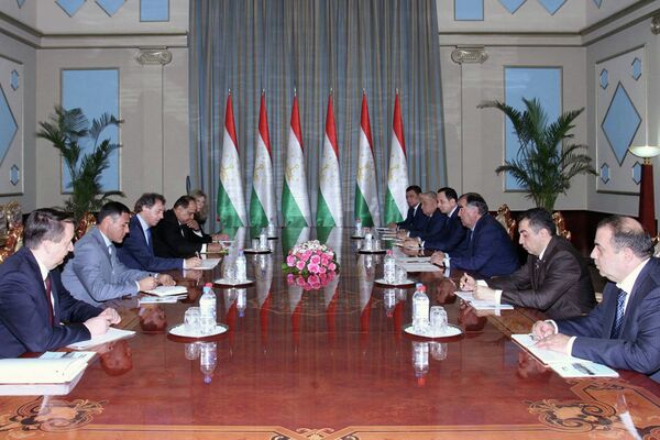 Вице-президент ВБ Сирил Мюллер на встрече с президентом РТ Эмомали Рахмоном 9 ноября 2015 года - Sputnik Таджикистан