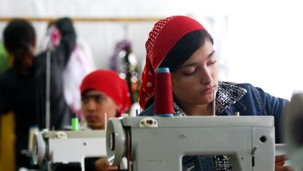 Учащаяся ПТУ на производственной практике. Архивное фото - Sputnik Таджикистан