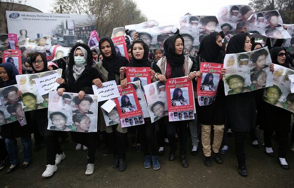 Участники траурного митинга в Кабуле с фотографиями семи обезглавленных боевиками ИГ заложников в провинции Газни - Sputnik Таджикистан