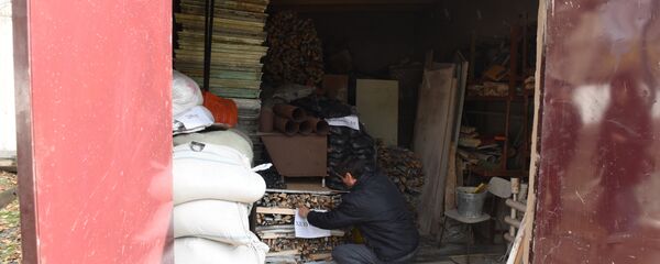 Склад общеобразовательной школы №56, где хранятся дрова, уголь ... Склад общеобразовательной школы №56, где хранятся дрова, уголь ... - Sputnik Тоҷикистон