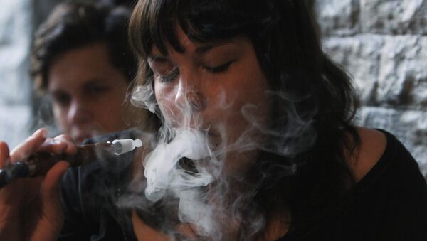 Курение кальяна. Архивное фото - Sputnik Таджикистан