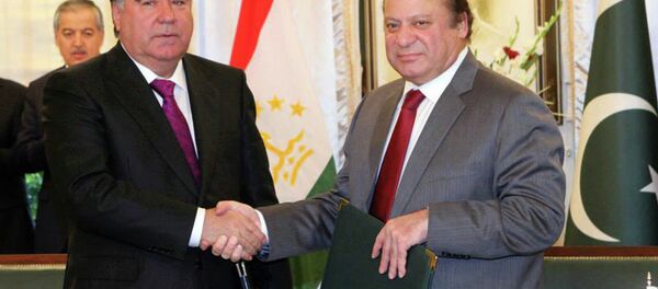 Встреча президента Таджикистана Эмомали Рахмона с премьер-министром Пакистана Наваз Шарифом в Исламабаде Встреча президента Таджикистана Эмомали Рахмона с премьер-министром Пакистана Наваз Шарифом в Исламабаде - Sputnik Таджикистан