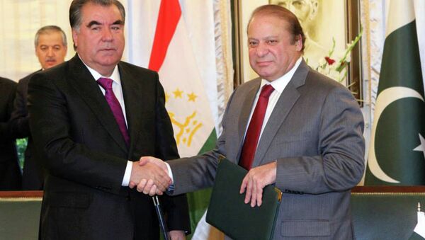 Встреча президента Таджикистана Эмомали Рахмона с премьер-министром Пакистана Наваз Шарифом в Исламабаде - Sputnik Таджикистан
