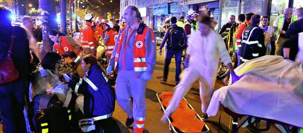 Люди после эвакуации из театра Баталкан в Париже, подвергшийся атаке террористов Люди после эвакуации из театра Баталкан в Париже, подвергшийся атаке террористов - Sputnik Таджикистан