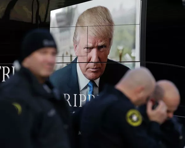 Пулисҳо дар назди автобуси Доналда Трамп ҷамъ шудаанд Пулисҳо дар назди автобуси Доналда Трамп ҷамъ шудаанд - Sputnik Тоҷикистон