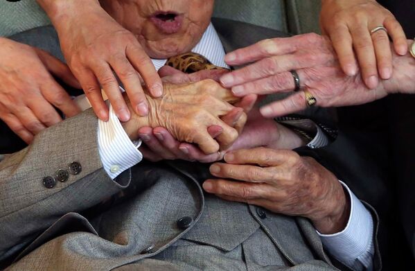 Японский ветеран битвы при Импхале Микио Киношито жмет руку ветерану второй мировой войны британцу Рою Велланду - Sputnik Таджикистан