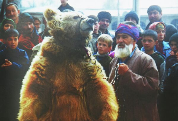Дедушка Талабшо с медведицей Машей. Репродукция. - Sputnik Таджикистан