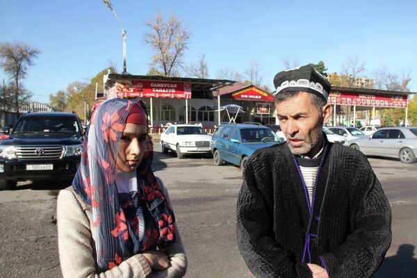 Зарина Юнусова и Махкам Абдуллоев в аэропорту Душанбе - Sputnik Таджикистан