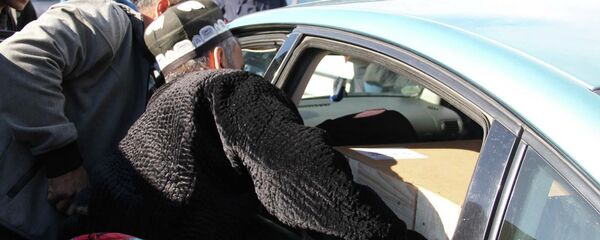 Близкие Зарины Юнусовой грузят гроб с телом Умарали Назарова в автомобиль - Sputnik Тоҷикистон