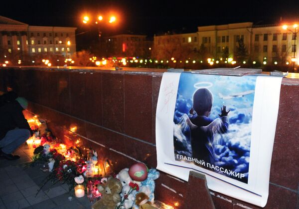 Акция памяти жертв крушения самолета А-321 в Чите - Sputnik Таджикистан