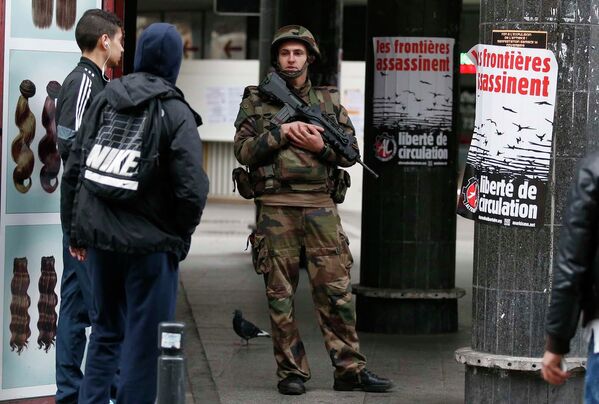 Спецоперация парижской полиции в Сен-Дени - Sputnik Таджикистан
