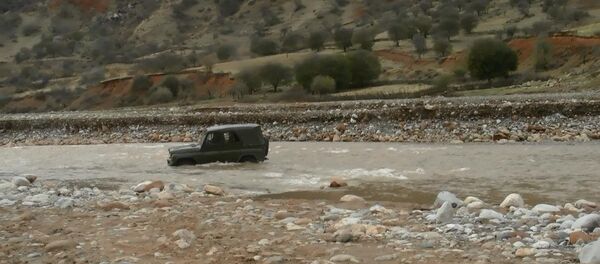 Набитая пассажирами УАЗ едет в Сари Хосор, впереди 40 километров такой дороги - Sputnik Таджикистан