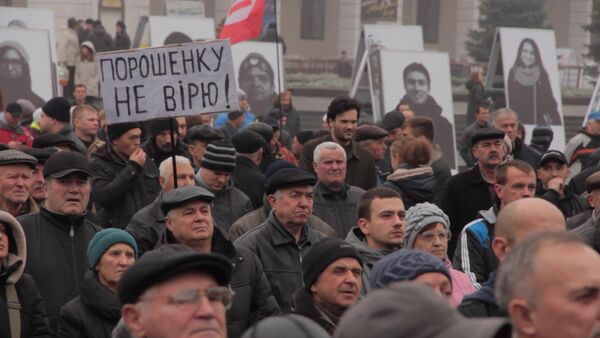 Киевляне в годовщину Майдана вышли на митинг с плакатами против Порошенко - Sputnik Таджикистан