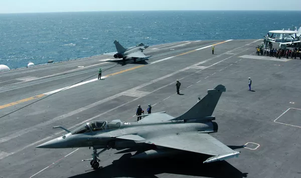 Истребители Rafale на палубе авианосца. Архивное фото - Sputnik Таджикистан