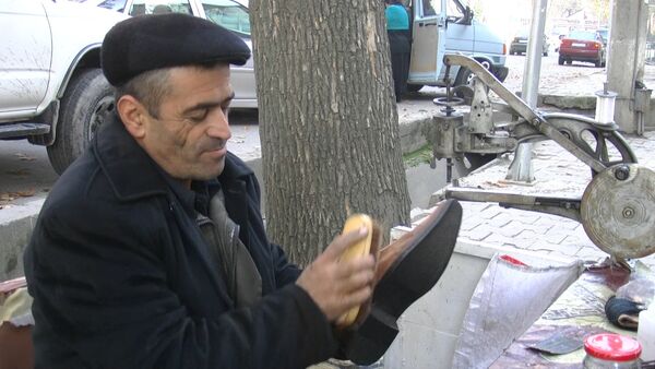 Крем, подошва и свежий воздух: уличных сапожников почти не встретишь в Душанбе - Sputnik Таджикистан