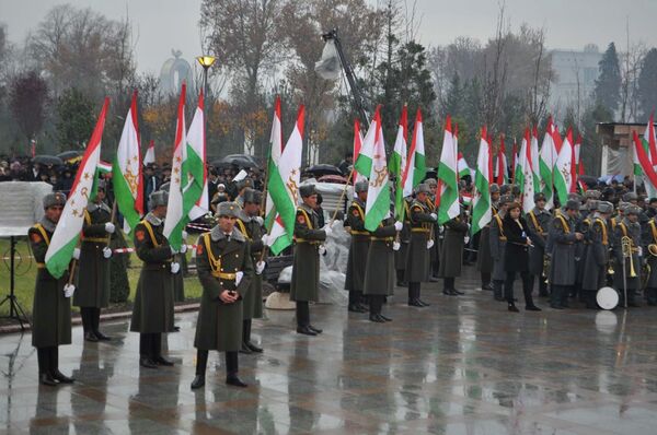 Военнослужащие Таджикистана с флагами Таджикистана. Архивное фото Военнослужащие Таджикистана с флагами Таджикистана. Архивное фото - Sputnik Таджикистан