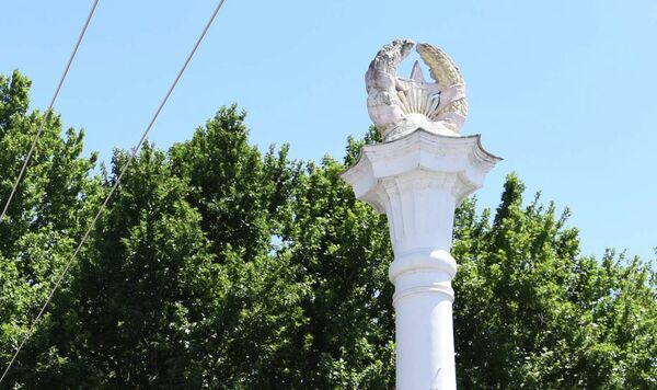 Стела с гербом Таджикской ССР на площади Дусти. Архивное фото - Sputnik Таджикистан