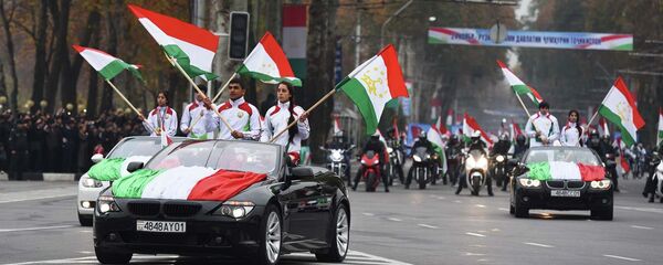 Рӯзи парчами миллӣ. Акс аз бойгонӣ Рӯзи парчами миллӣ. Акс аз бойгонӣ - Sputnik Тоҷикистон