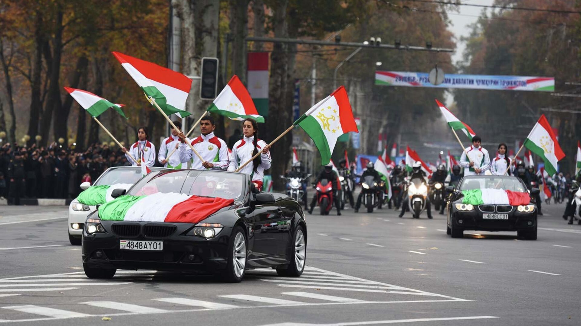 Праздничное шествие в Душанбе в День национального флага Таджикистана - Sputnik Таджикистан, 1920, 24.11.2023