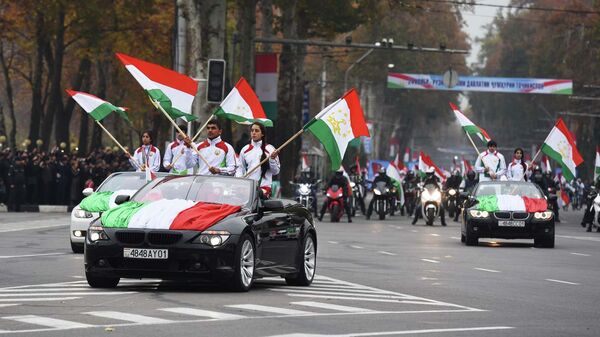 Праздничное шествие в Душанбе в День национального флага Таджикистана - Sputnik Тоҷикистон
