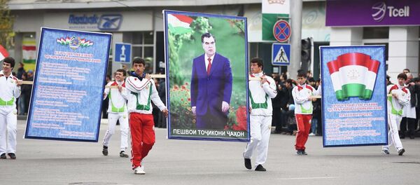 В Душанбе отметили день таджикского флага В Душанбе отметили день таджикского флага - Sputnik Тоҷикистон