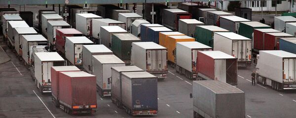 Фуры перед таможенным пунктом оформления. Архивное фото Фуры перед таможенным пунктом оформления. Архивное фото - Sputnik Таджикистан