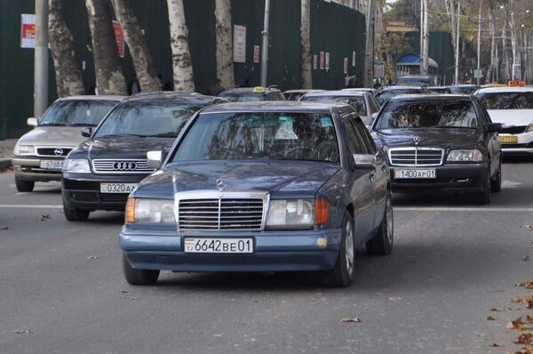 Автомашины движутся по проспекту Рудаки в Душанбе. Архивное фото - Sputnik Таджикистан