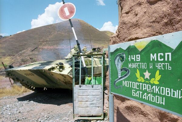 БМП выходит на задание по усилению 11-й пограничной заставы Группы российских пограничных войск в Таджикистане. Архивное фото - Sputnik Таджикистан
