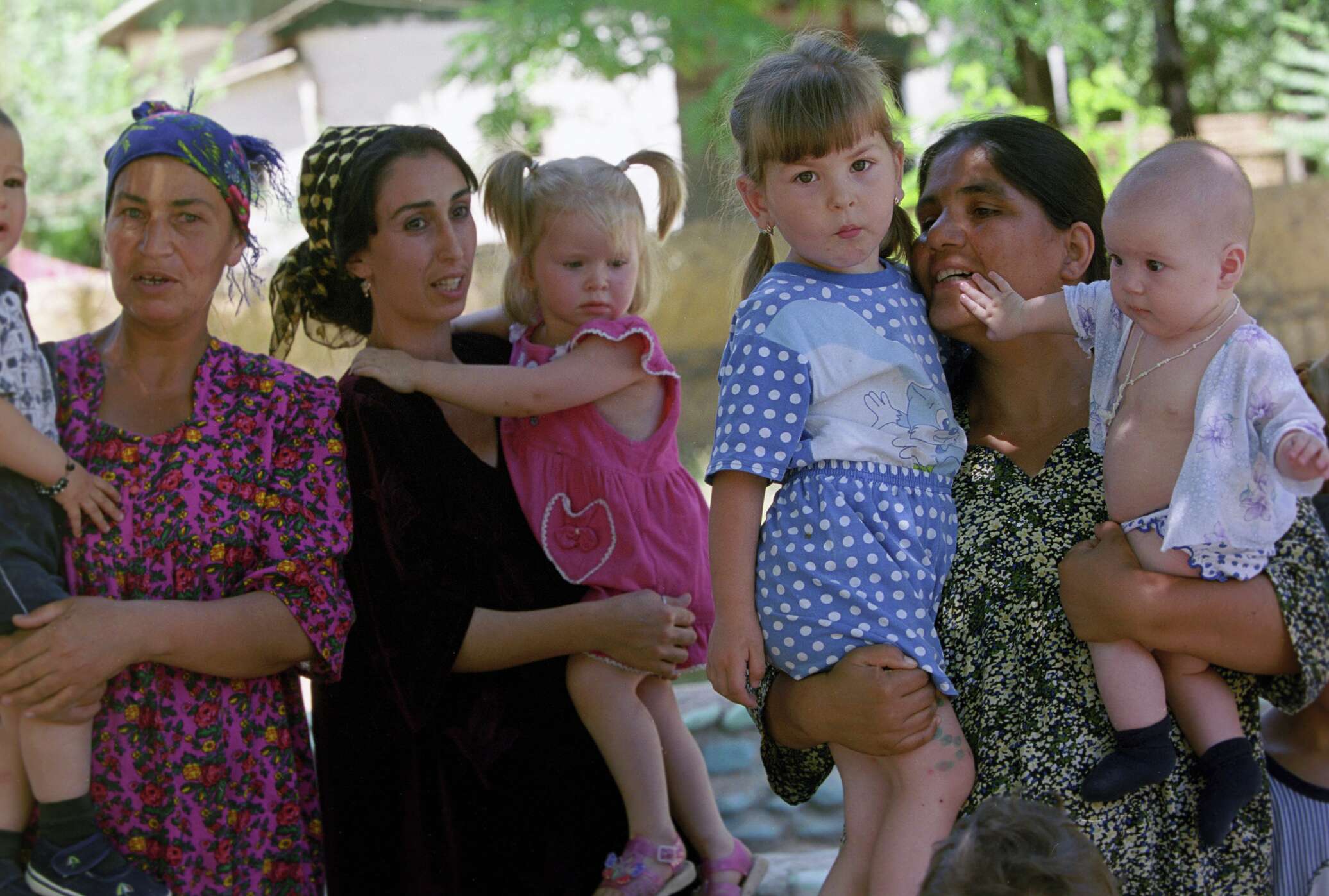 Ребенок таджика и русской. Таджикские дети. Дети русских и таджиков. Русские в Таджикистане. Жители Таджикистана.