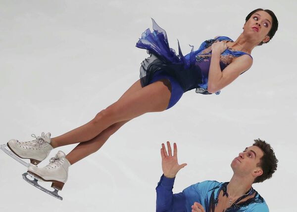 Россияне Вера Базарова и Андрей Депутат выступают на Гран-при Японии по фигурному катанию - Sputnik Таджикистан