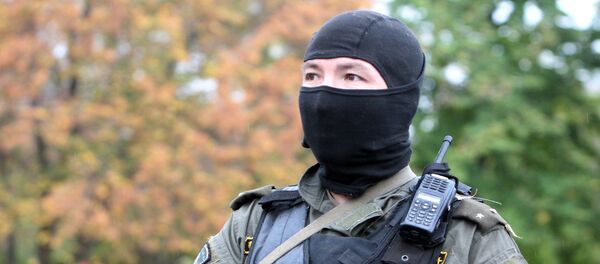 Сотрудник правоохранительных органов Кыргызстана. Архивное фото Сотрудник правоохранительных органов Кыргызстана. Архивное фото - Sputnik Таджикистан