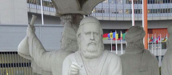 Омар Хайям - философ, математик, астроном, поэт. Статуя на территории штаб-квартиры ООН в Вене - Sputnik Таджикистан