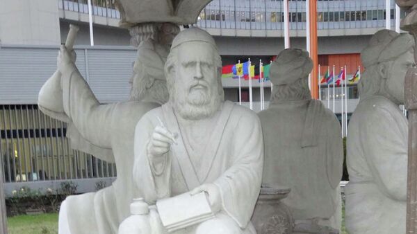 Омар Хайям - философ, математик, астроном, поэт. Статуя на территории штаб-квартиры ООН в Вене - Sputnik Таджикистан