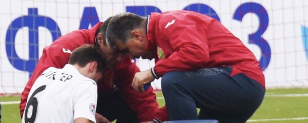 Фаррух Авезов во время оказания помощи футболисту. Архивное фото Фаррух Авезов во время оказания помощи футболисту. Архивное фото - Sputnik Таджикистан